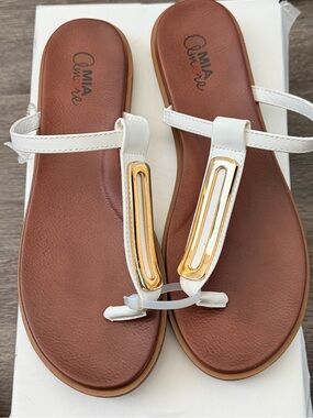 Mi Amore White Thong Sandals with Gold Accent
